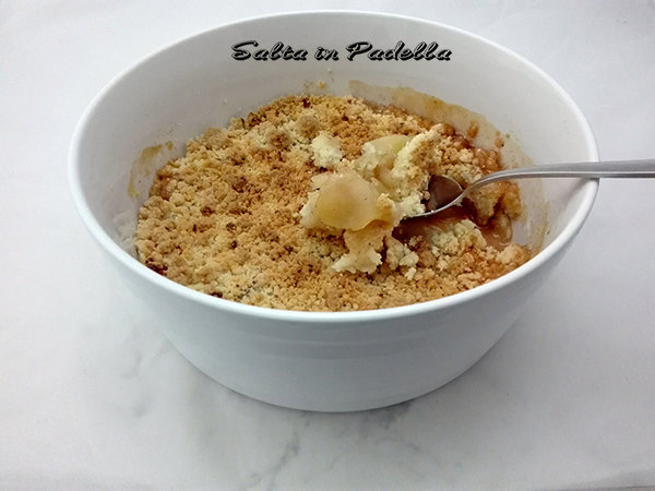 Crumble di mele croccante e cannella